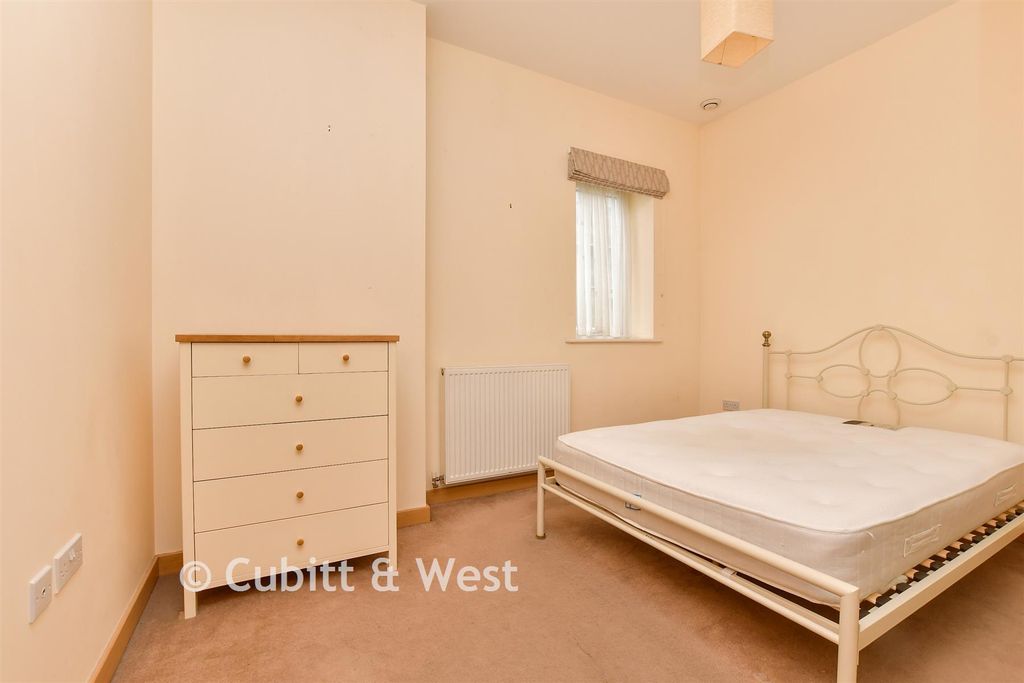 Property photo 3 of 8 Bedroom