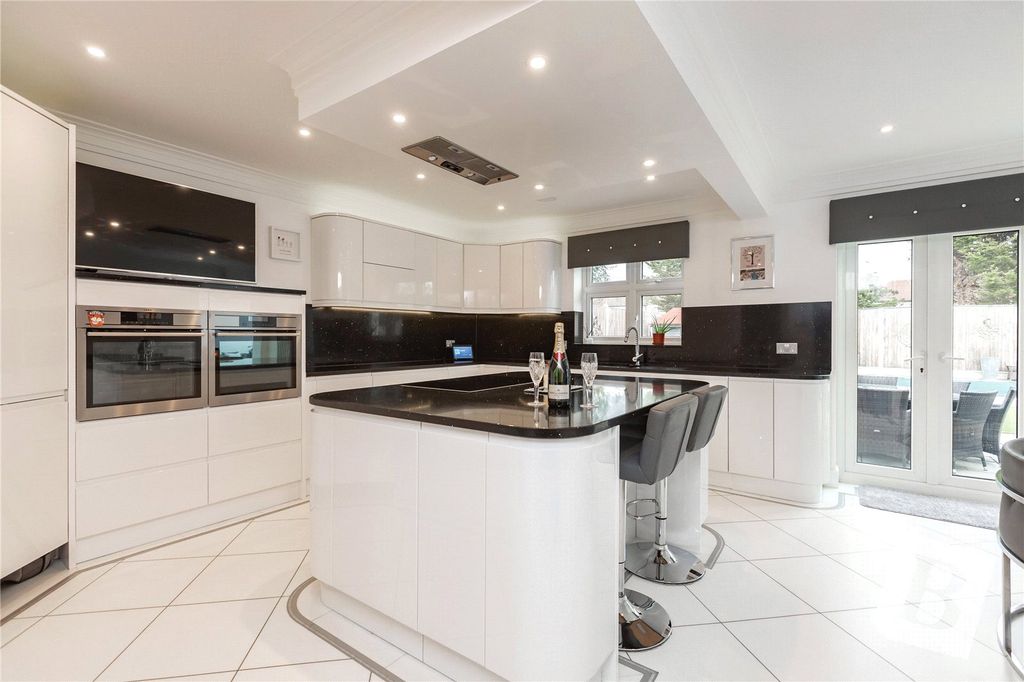 Property photo 3 of 24 Kitchen