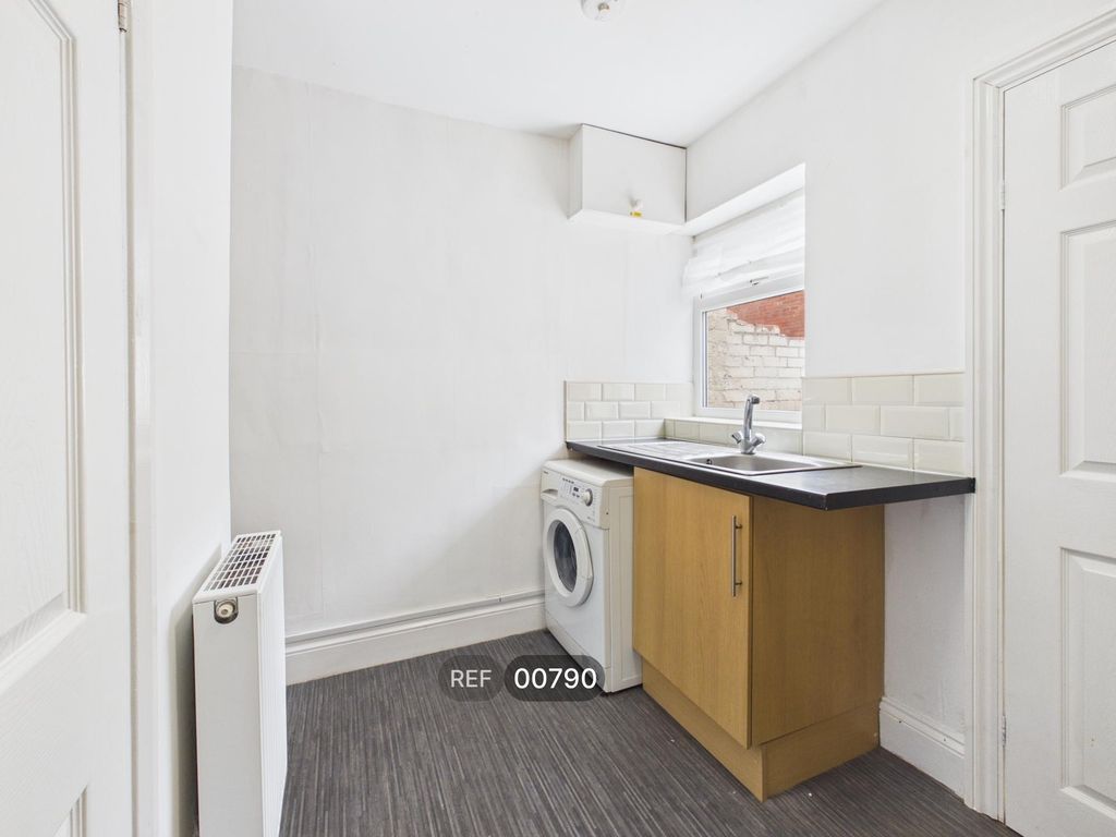Property photo 3 of 25 Kitchen