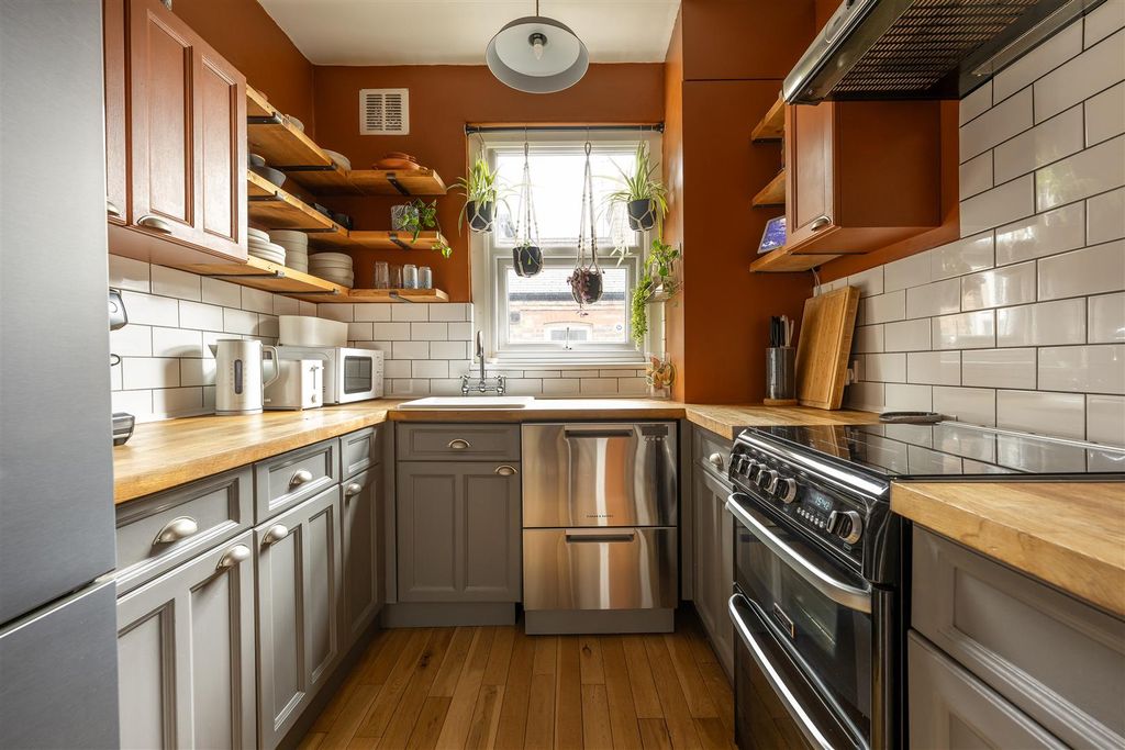 Property photo 3 of 23 Harris Street, E17