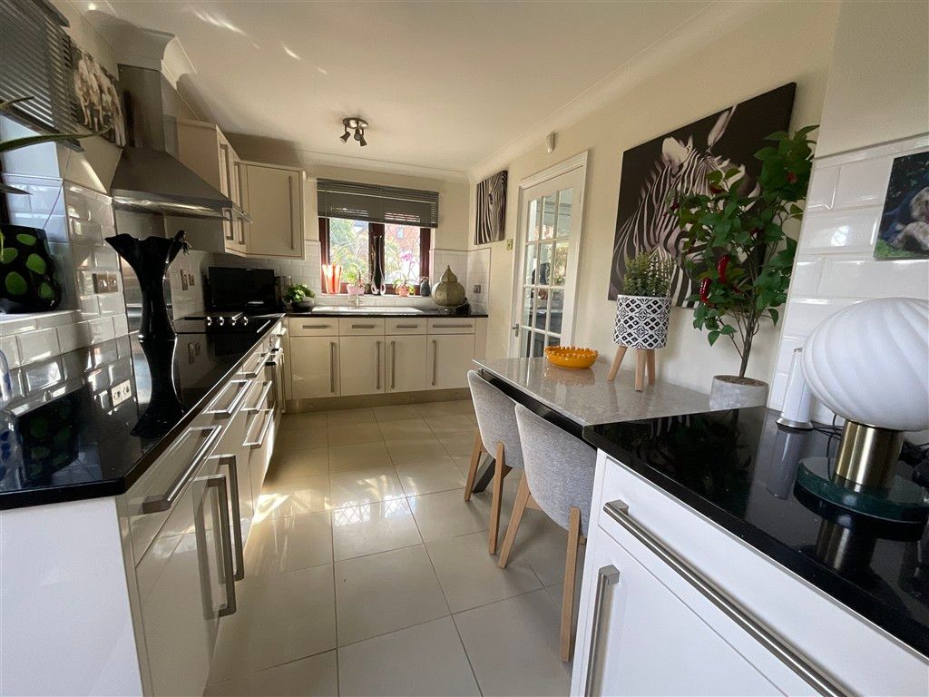 Property photo 3 of 11 Kitchen