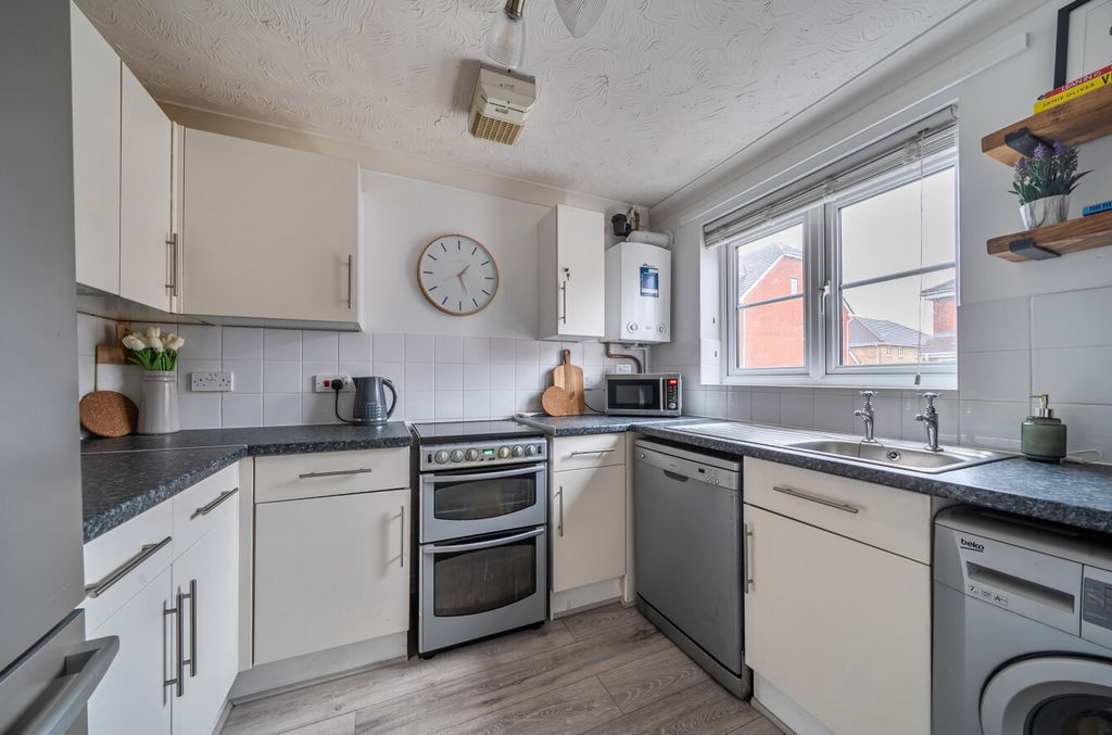 Property photo 3 of 10 1399743-15-696675...