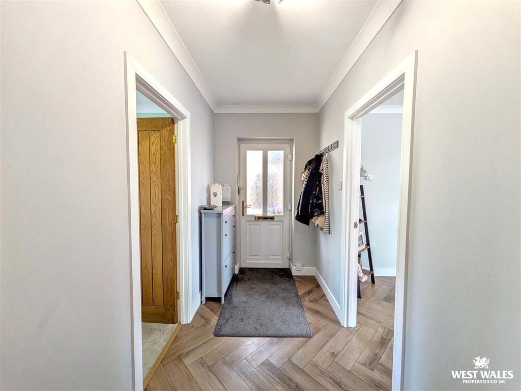 Property photo 3 of 24 10256.Jpg