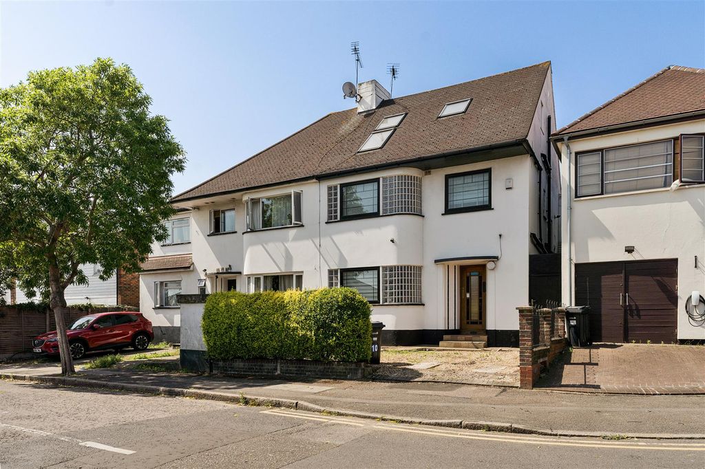 Property photo 1 of 38 Wigram Road, E11