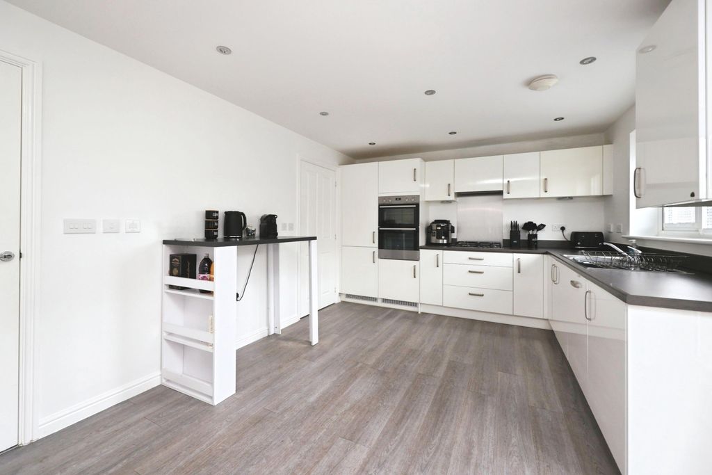 Property photo 2 of 20 5589861