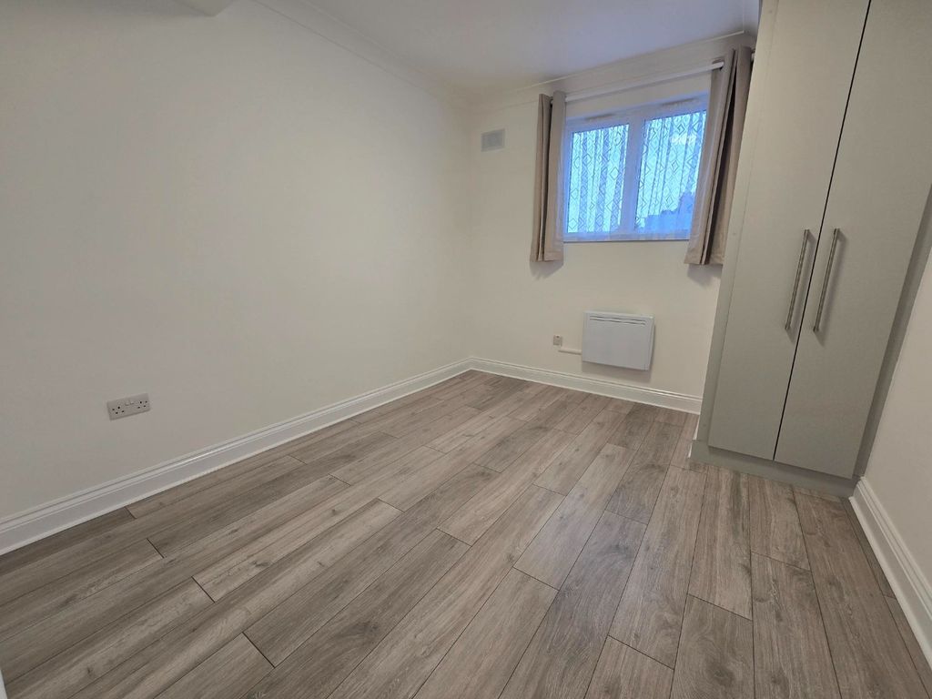 Property photo 3 of 4 4820102