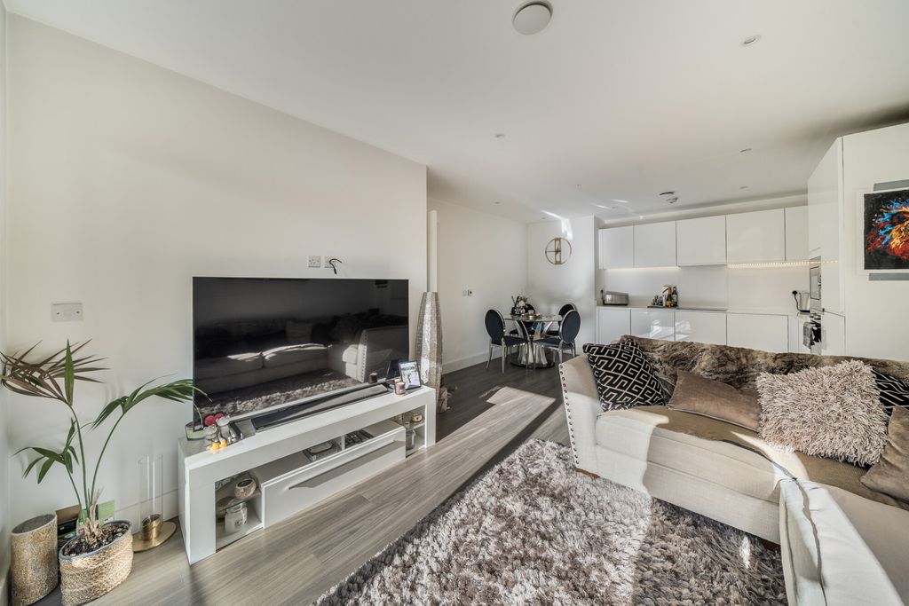 Property photo 2 of 13 1358941-11-68d40F...