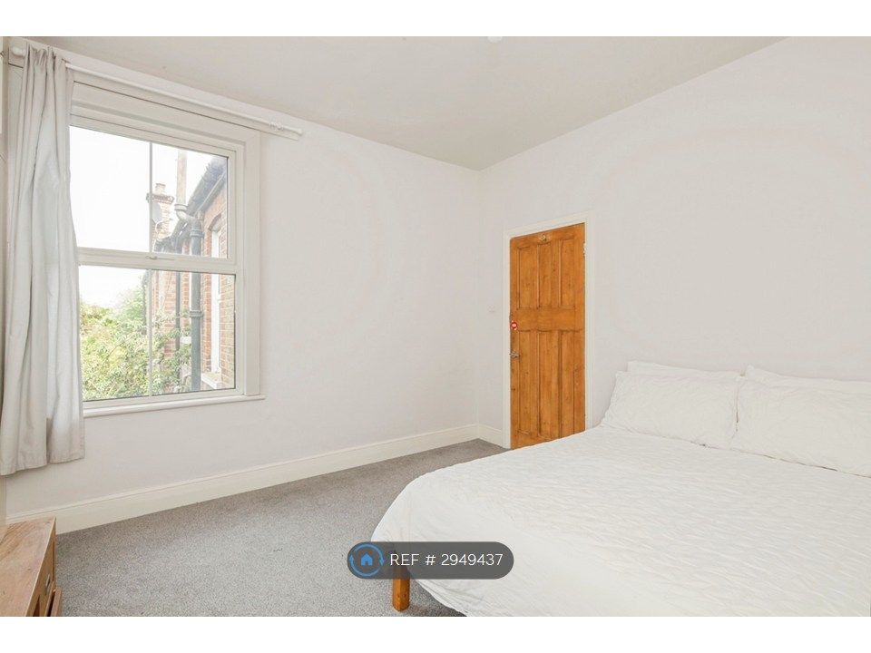 Property photo 3 of 10 Large, Light-Filled Double Bed, Built In Wardrobes