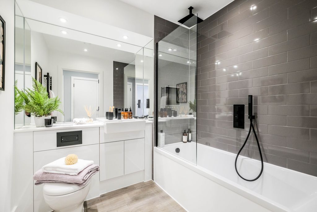 Property photo 1 of 9 Bathroom