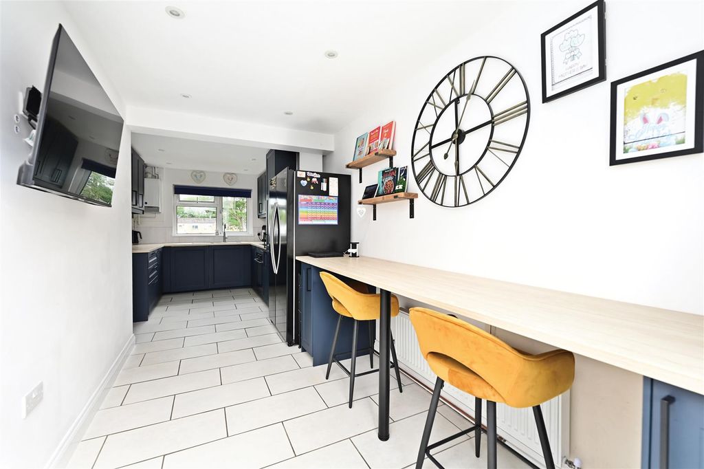 Property photo 2 of 12 Kitchen