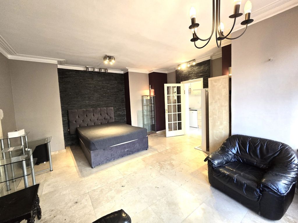 Property photo 1 of 7 A Fully Self Contained Large Studio