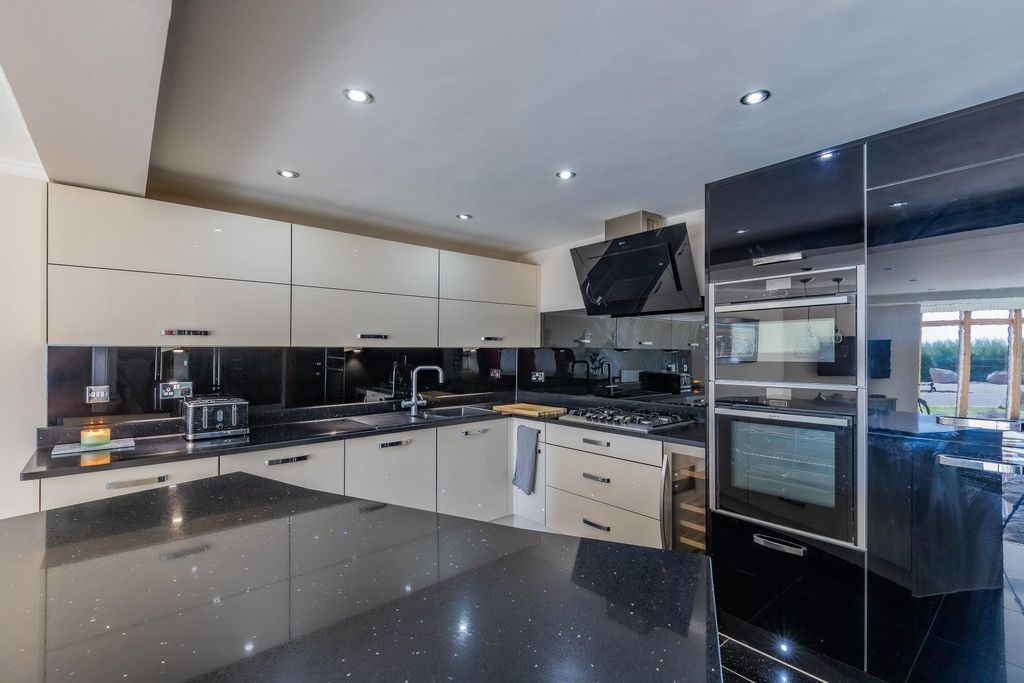 Property photo 3 of 22 Kitchen