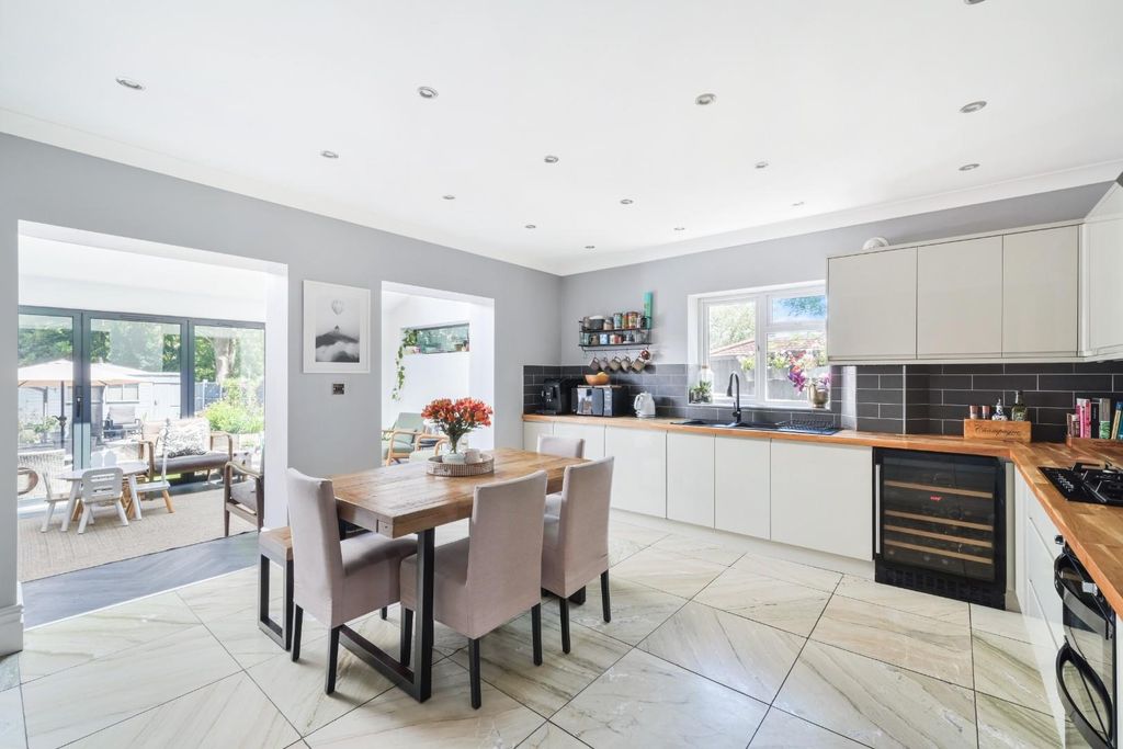 Property photo 3 of 26 Northcroft Road