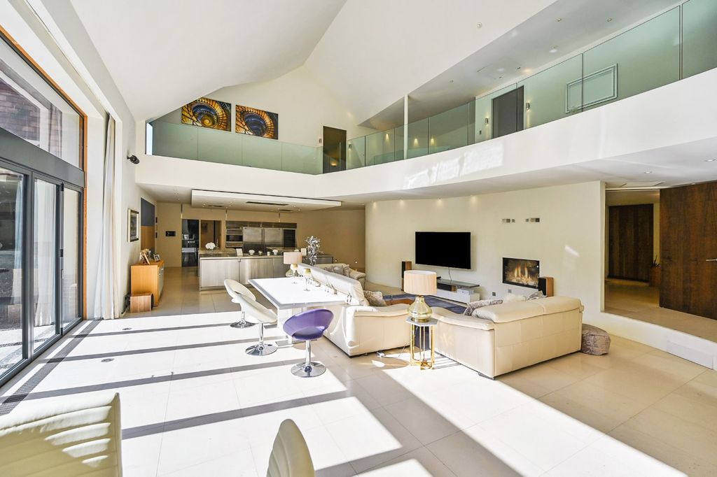 Property photo 2 of 22 Open Plan Area