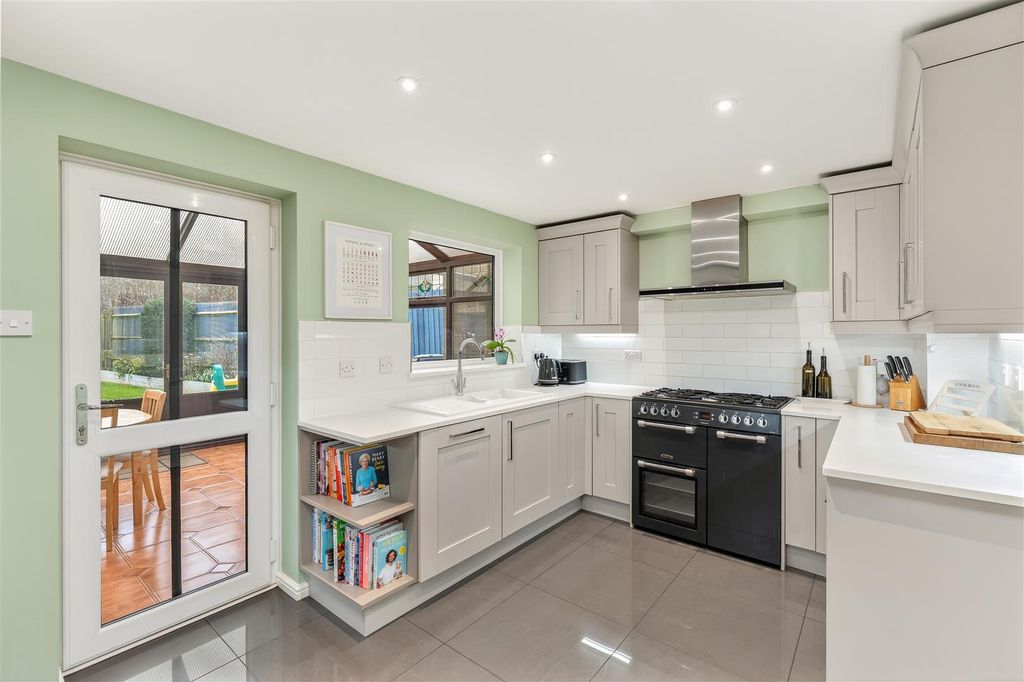 Property photo 3 of 18 71 Wincheser Close, Banbury-14.Jpg