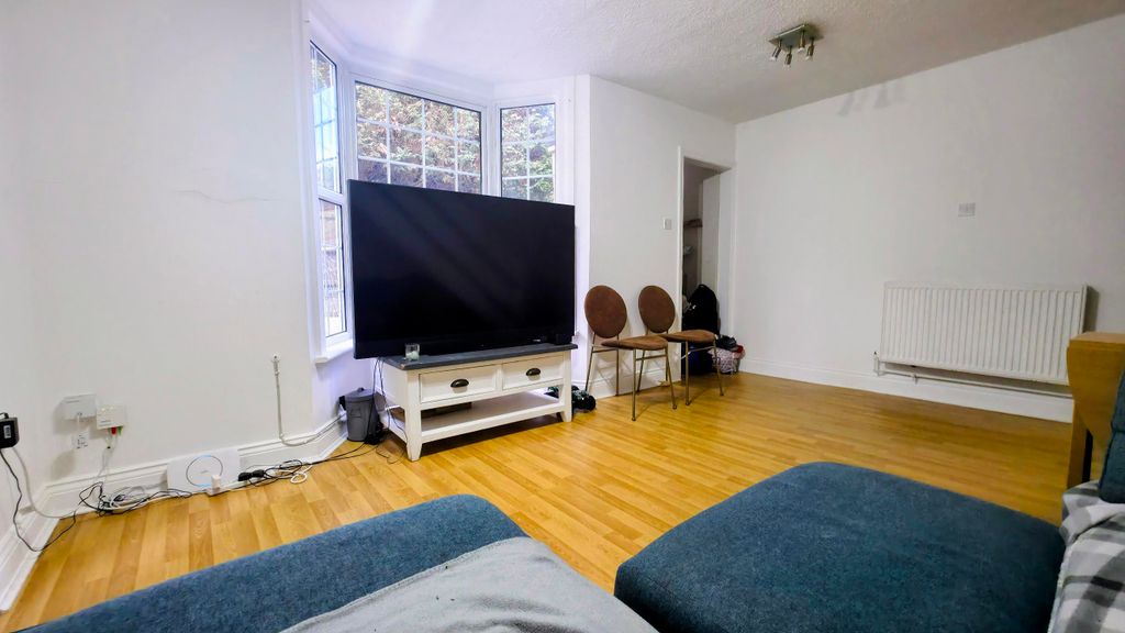 Property photo 3 of 14 Lounge