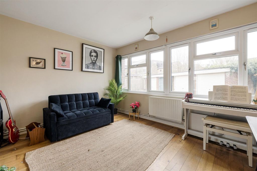 Property photo 2 of 21 Drayton Road, E11