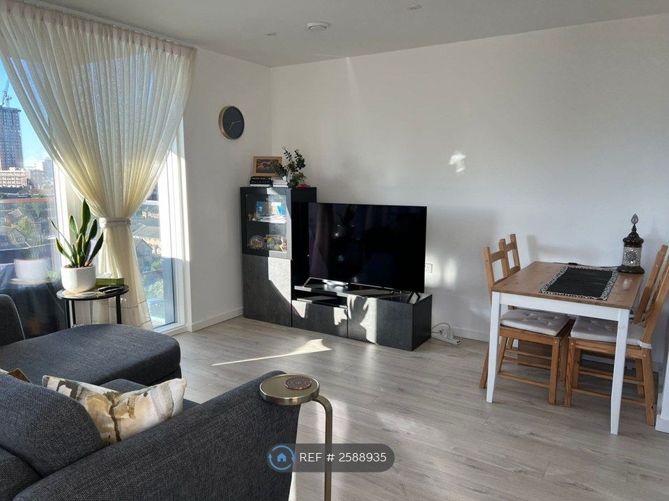 Property photo 3 of 16 Living Rom/Kitchen