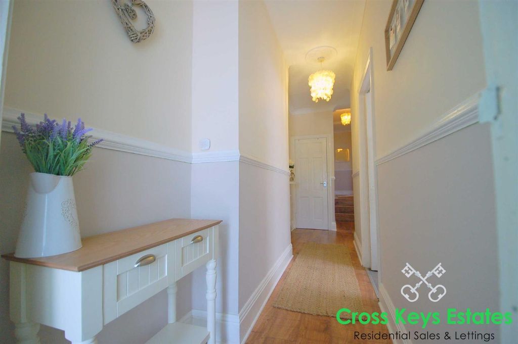 Property photo 2 of 14 Entrance Hall