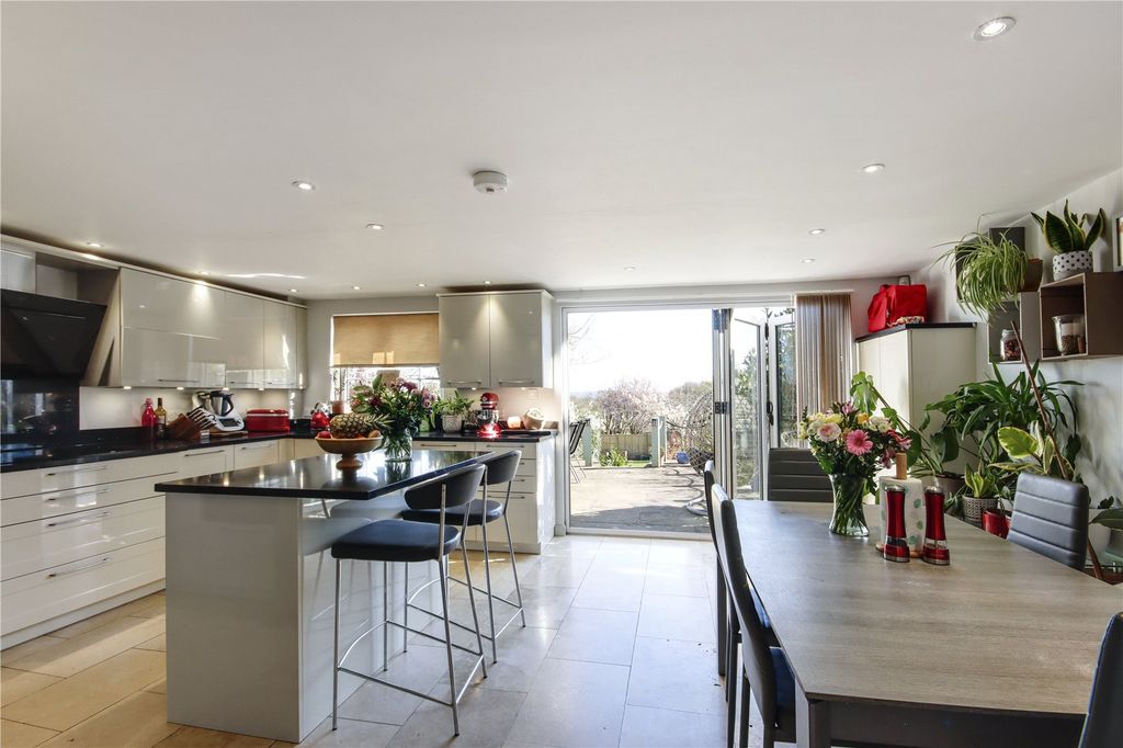 Property photo 2 of 15 Kitchen/Breakfast