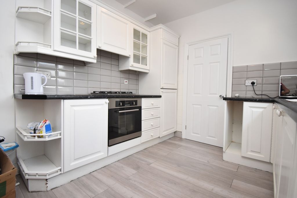 Property photo 3 of 7 Kitchen