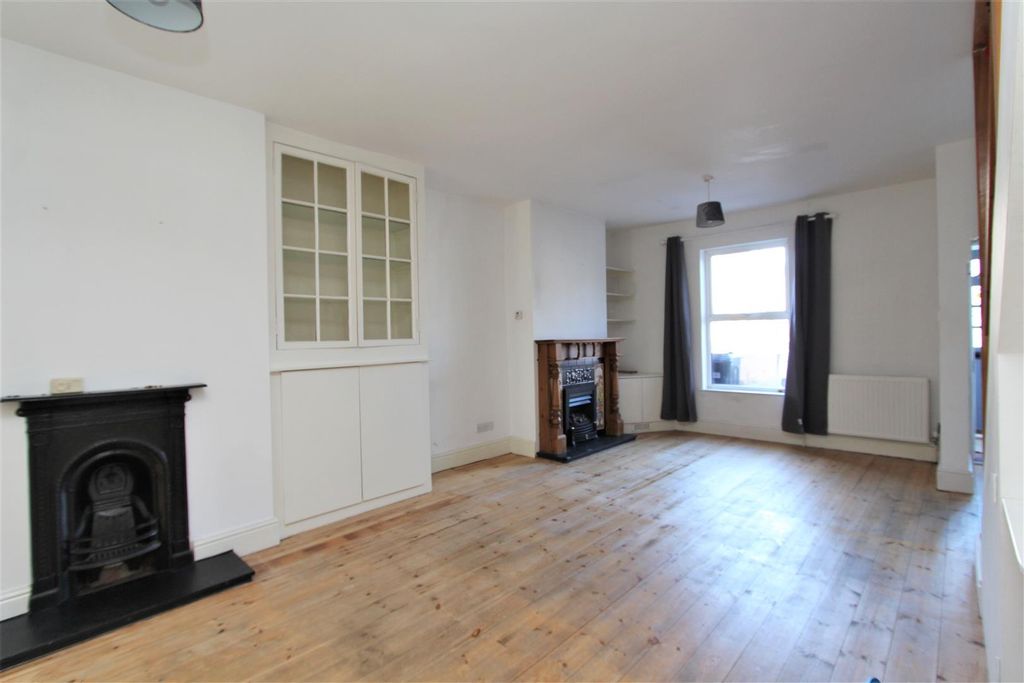 Property photo 2 of 11 Lounge