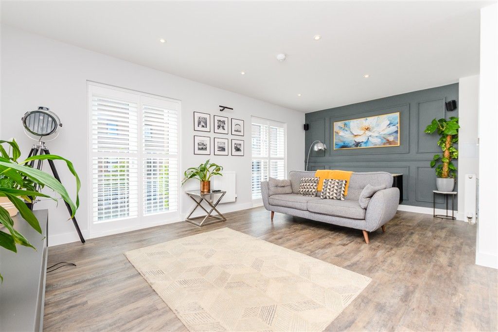 Property photo 3 of 13 Lounge