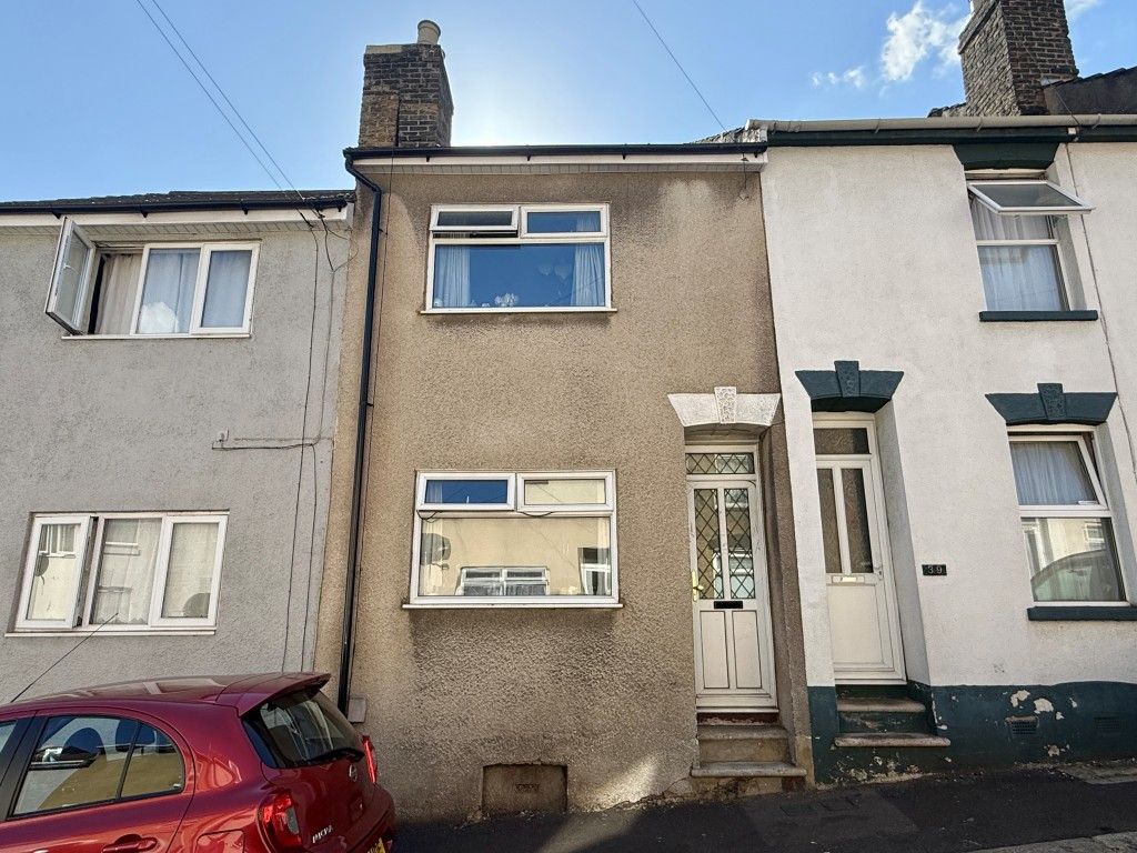 Property photo 1 of 9 Mid-Terrace House