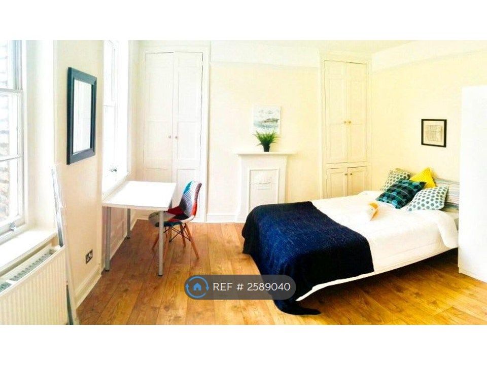 Property photo 1 of 9 Fresh, Bright, Overlooking Garden First Floor Room