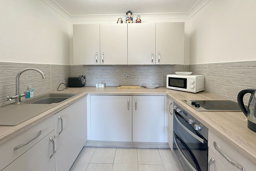 Property photo 2 of 9 18 Parish Court - Kitchen