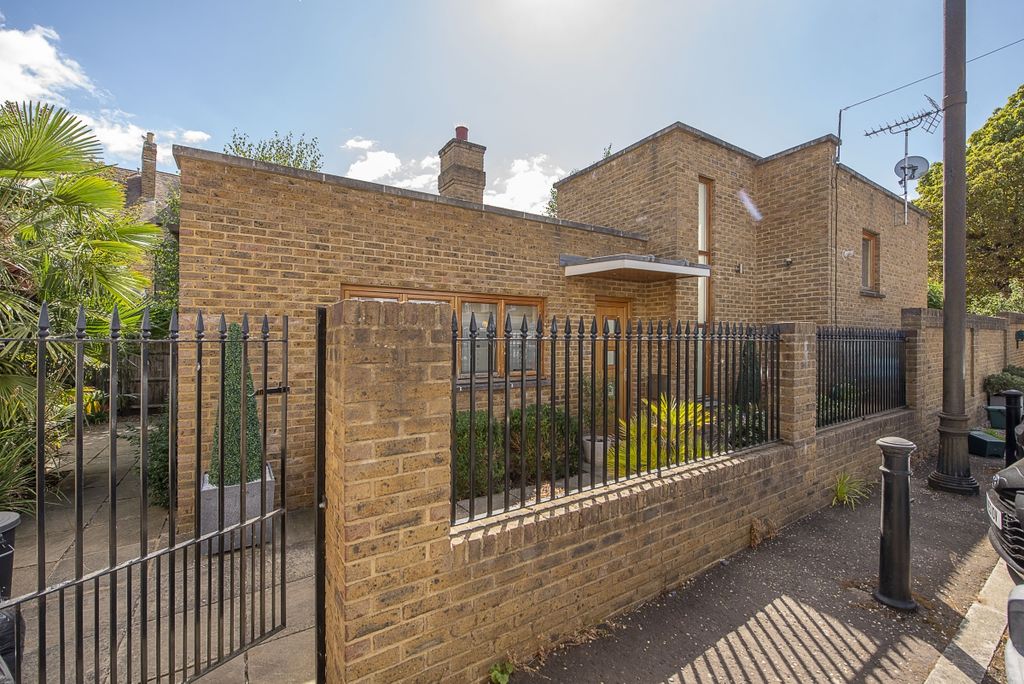 Property photo 1 of 18 External