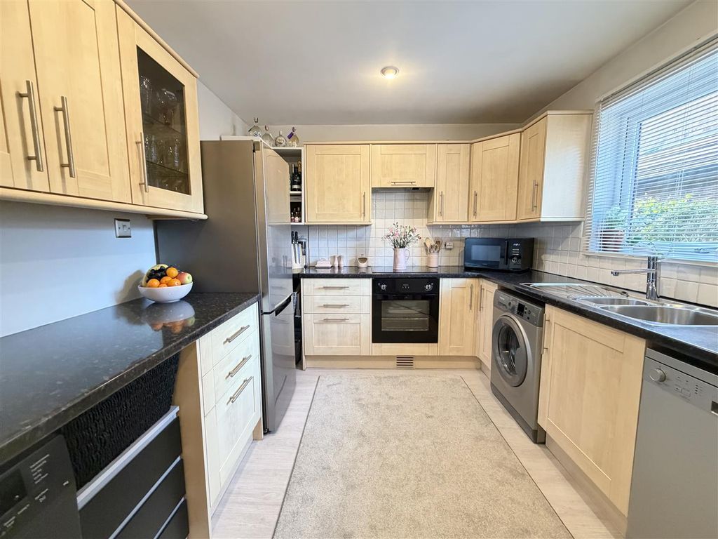 Property photo 3 of 31 Kitchen