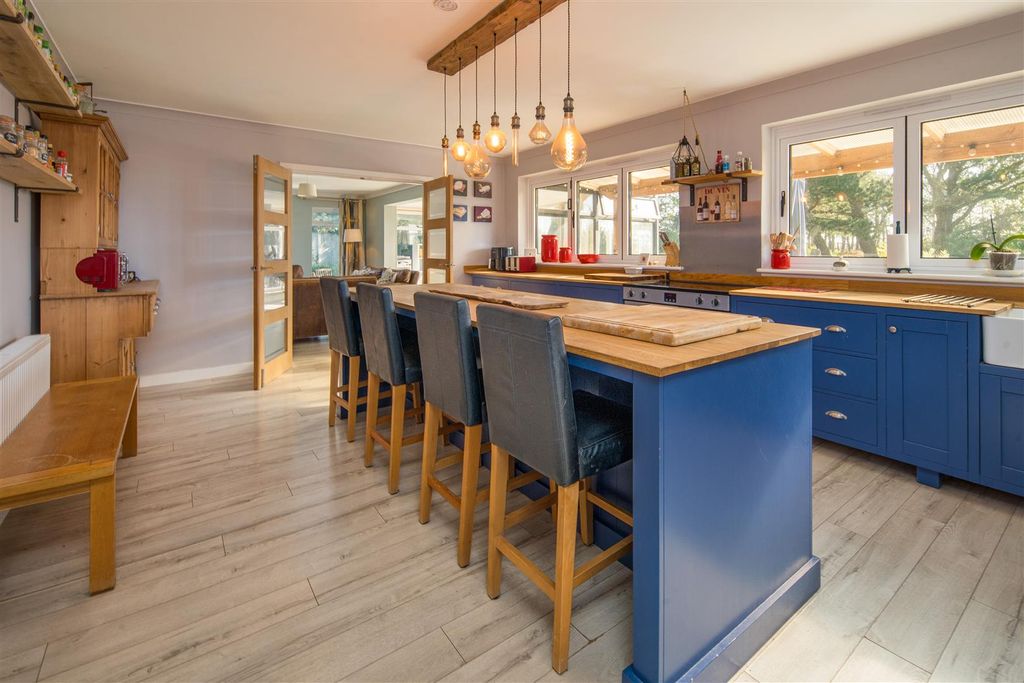 Property photo 2 of 52 Kitchen/Breakfast Room