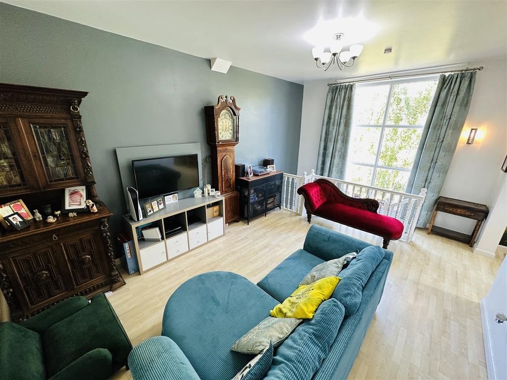 Property photo 2 of 19 Lounge