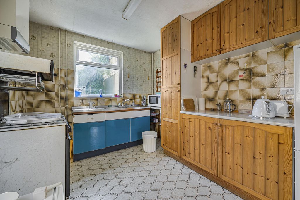 Property photo 3 of 18 Kitchen
