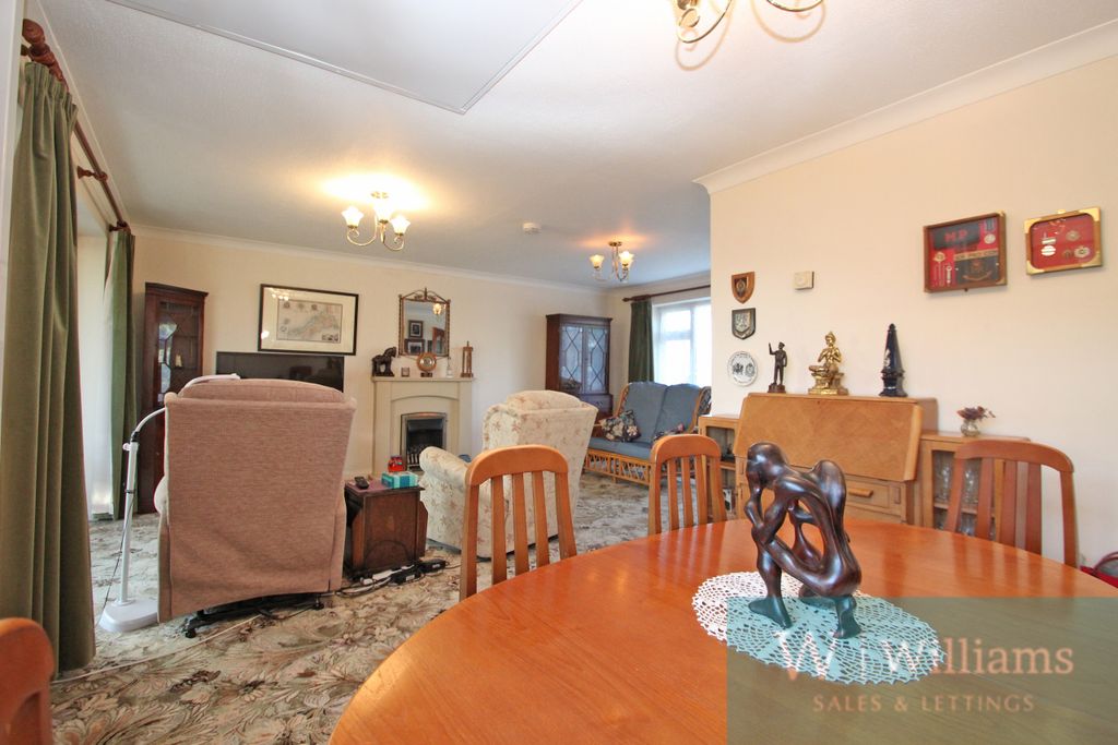 Property photo 3 of 16 Lounge