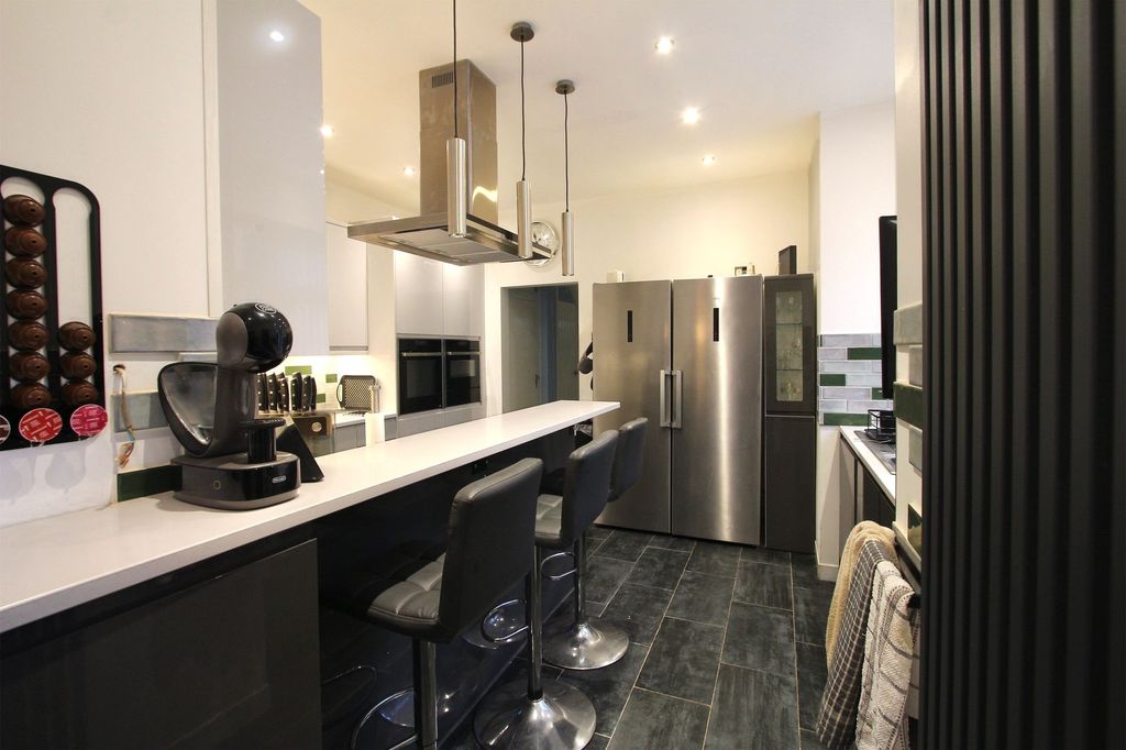 Property photo 3 of 20 Kitchen Breakfast Bar