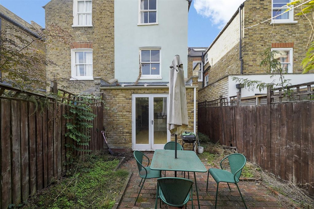 Property photo 2 of 21 Farlow Road