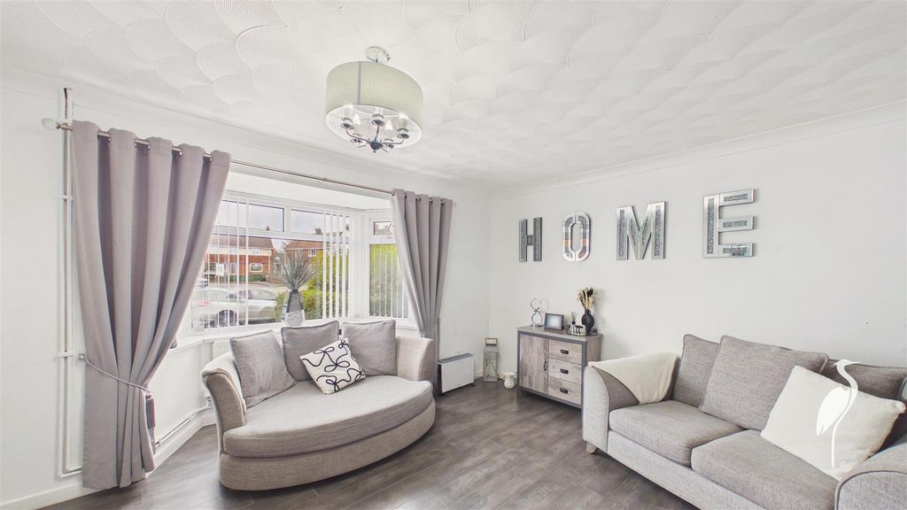 Property photo 3 of 18 Lounge