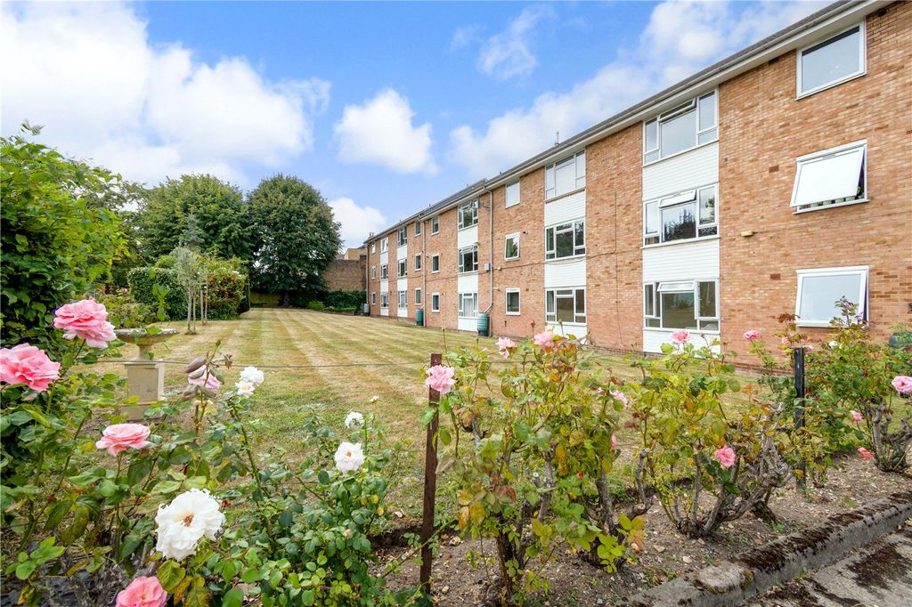 Property photo 1 of 8 Communal Gardens