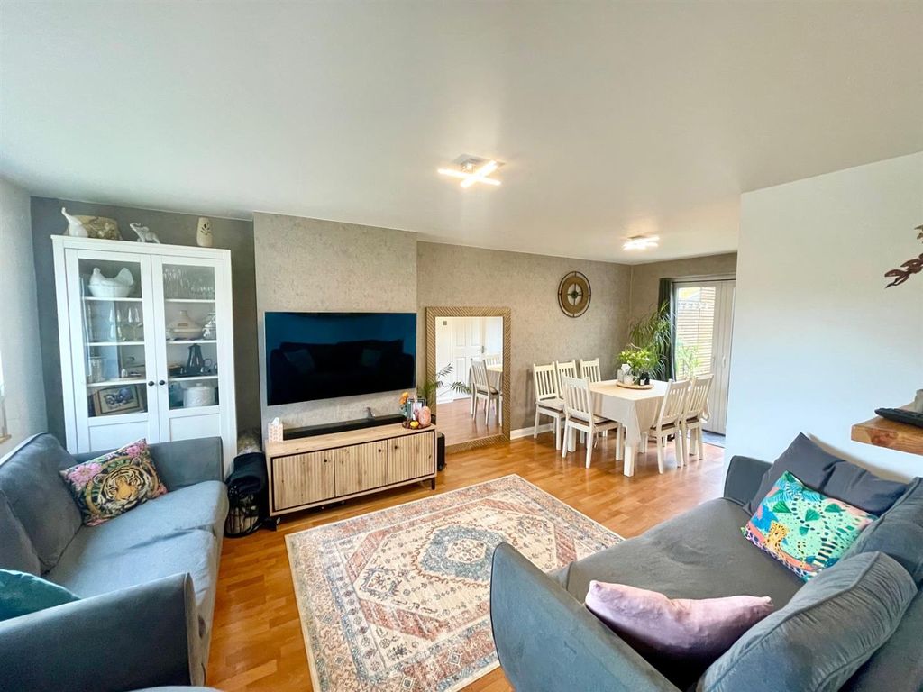 Property photo 3 of 15 Lounge 3.Jpg