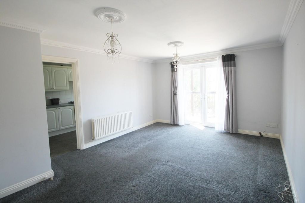 Property photo 3 of 14 Liv Nnnnn.Jpg