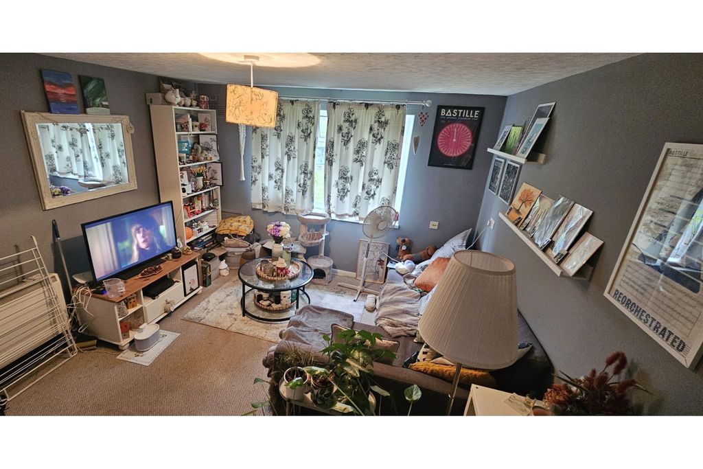 Property photo 1 of 6 Living Room