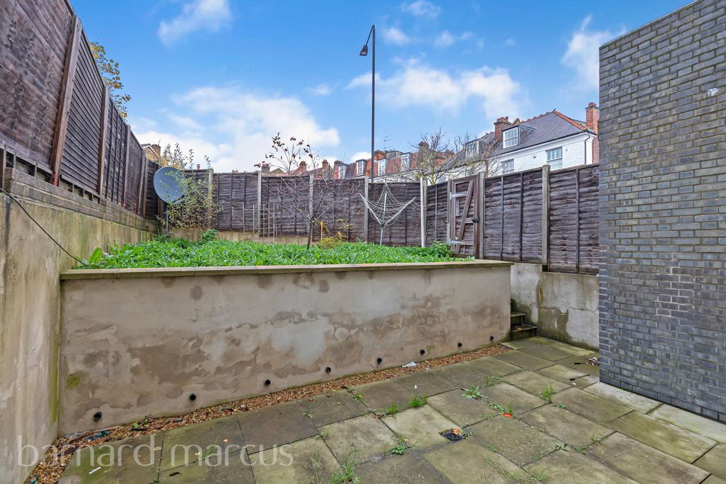 Property photo 1 of 8 Garden