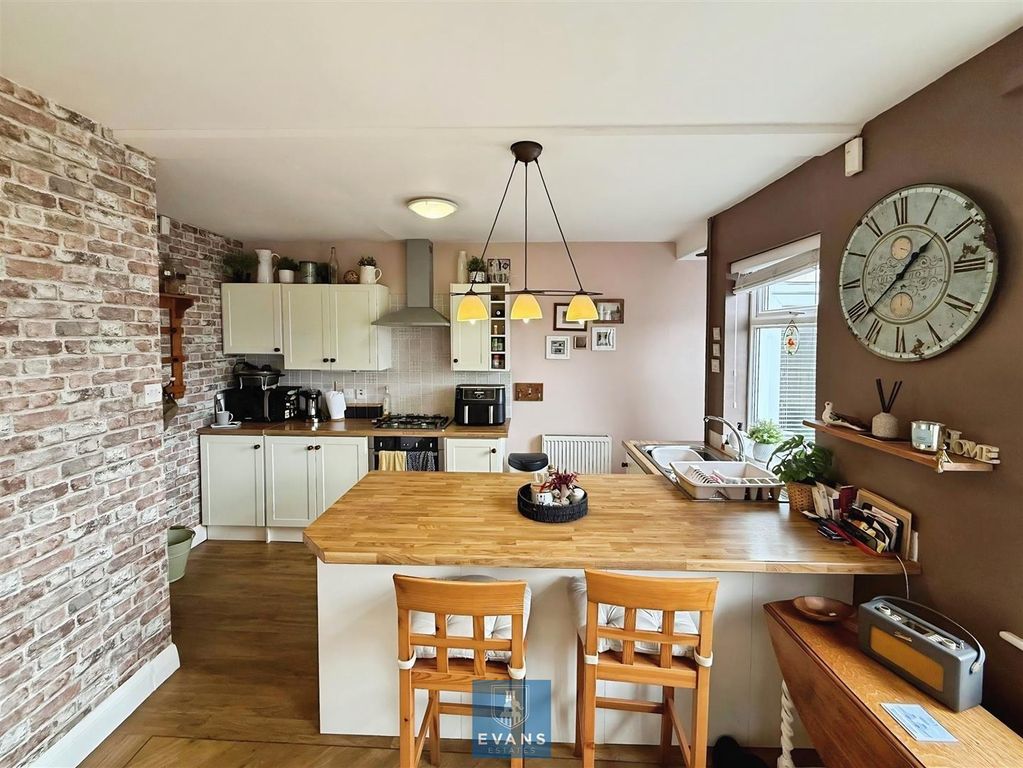 Property photo 2 of 17 Kitchen