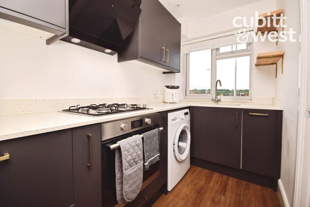 Property photo 3 of 12 Kitchen
