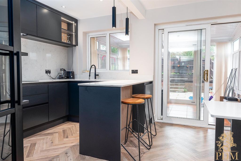 Property photo 3 of 21 23, Poplar Close, Carlton, Nottingham (7 Of 27).Jp