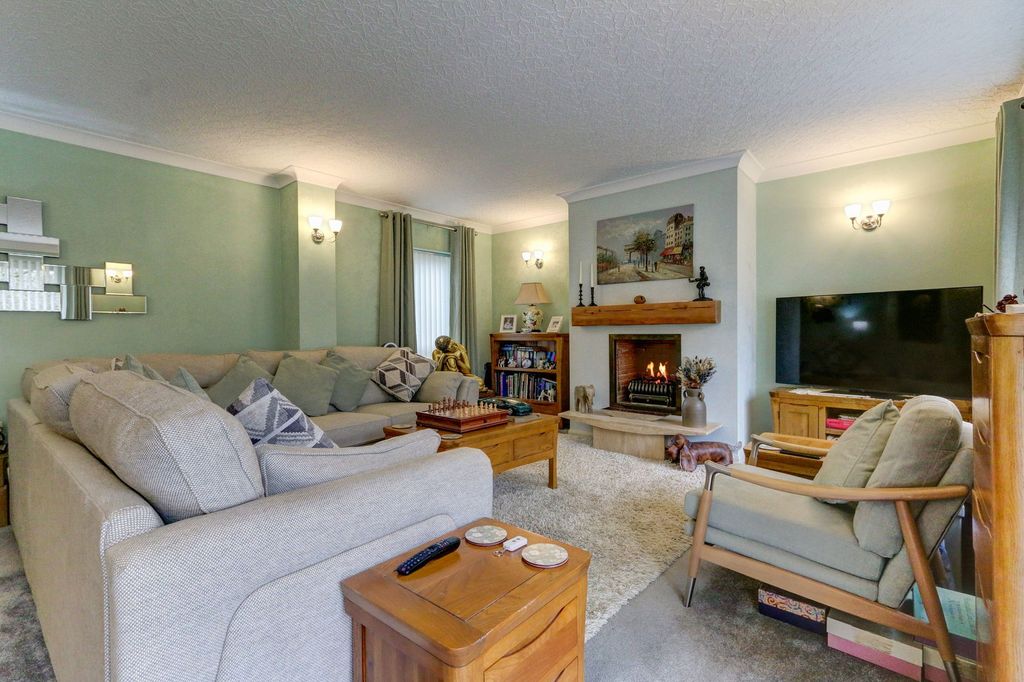 Property photo 2 of 27