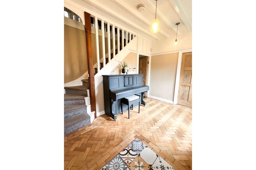 Property photo 3 of 35 Entrance Hall