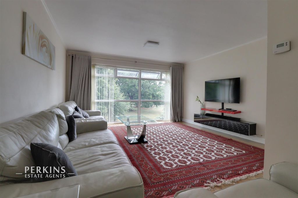 Property photo 1 of 8 Living.Jpg